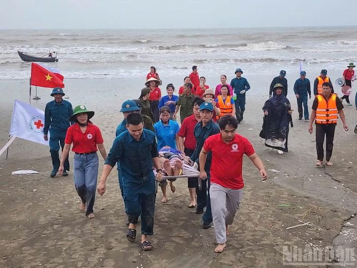Lực lượng xung kích phòng, chống thiên tai thực hành kỹ năng sơ cấp cứu, nâng cao khả năng xử lý các tình huống khẩn cấp tại cộng đồng. (Ảnh: Đ.P)