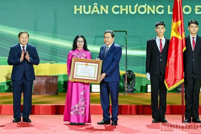 Chủ tịch Quốc hội Trần Thanh Mẫn trao Huân chương Lao động hạng Nhất tặng Học viện Nông nghiệp Việt Nam. (Ảnh: DUY LINH)