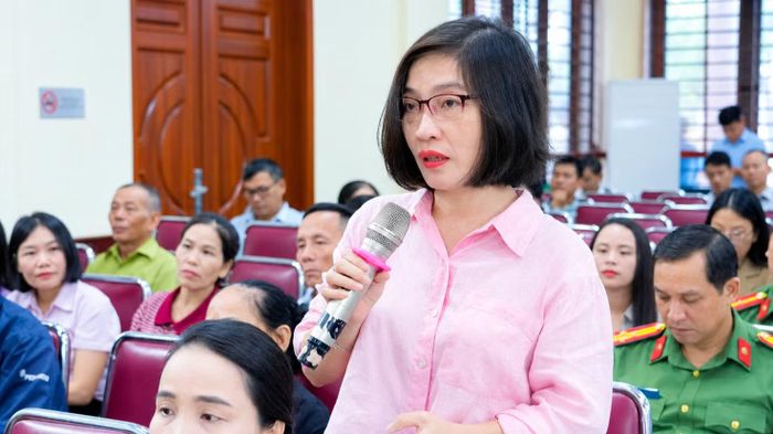 Cử tri phường Vinh Hưng kiến nghị nghiên cứu xem xét bổ sung chế độ phụ cấp cho đội ngũ viên chức cấp xã. (Ảnh: BP)