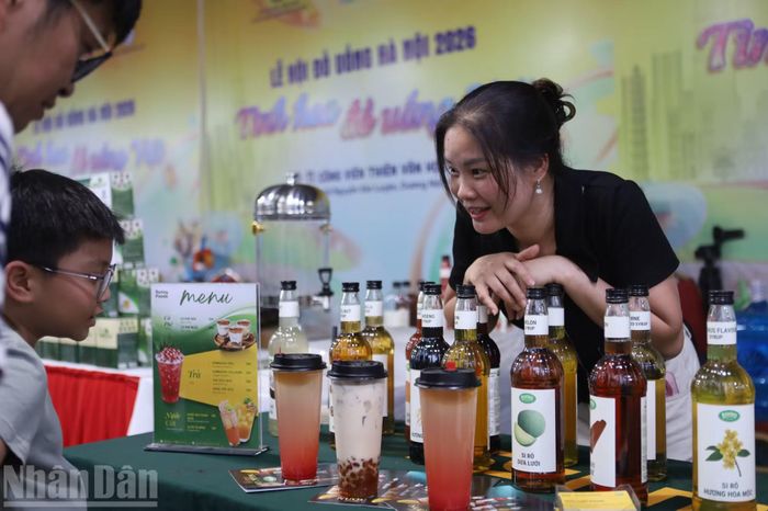 Đến với lễ hội, người dân và du khách có cơ hội được trải nghiệm đa dạng ẩm thực các vùng miền từ bắc tới nam. (Ảnh: TRANG HÀ)