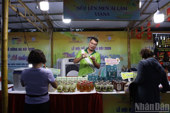 Anh Ngô Văn Sơn, nhân viên kinh doanh của công ty TNHH sản xuất thương mại và dịch vụ Viana, đem đến lễ hội lần này những giá trị truyền thống tưởng như đã bị lãng quên, đó là rượu nếp.