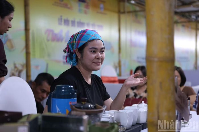 Chị Trương Thị Linh (Vạn Phúc, Hà Nội) là chủ thương hiệu Lùng Vài Tea đã có mặt tại lễ hội từ rất sớm, háo hức được giới thiệu tới mọi người về đứa con tinh thần của mình. Chị chia sẻ, tên gọi của thương hiệu cũng xuất phát từ chính quê hương của nó. Món trà được tìm thấy ở giữa lưng chừng núi Tây Côn Lĩnh ở độ cao hơn 1000m so với mực nước biển, đã may mắn được chị cùng cộng sự tìm thấy.