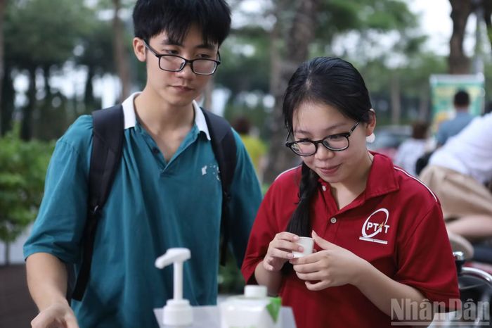 Chị Nguyễn Thị Mai Lan (Nguyễn Trãi, Hà Nội) chia sẻ cảm nhận: “Đây là một chương trình rất ý nghĩa giúp những gia đình làm công việc văn phòng bận rộn như nhà chị có cơ hội được khám phá ẩm thực các vùng miền ở ngay trên chính mảnh đất Hà Nội. Đó là một điều rất quý giá và xứng đáng được lan tỏa”. (Ảnh: TRANG HÀ)
