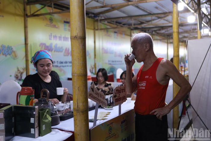 Có mặt tại mùa lễ hội năm nay, chị mong muốn lan tỏa câu chuyện về sự giữ gìn và bảo tồn. Đứng trước tình trạng chung chặt đốn sau thu hái, chị Linh cùng cộng sự lại có một hướng đi mới: tìm thấy, “dưỡng thương” trong 3 năm rồi mới thu hái trở lại, trong quá trình đó vẫn tiếp tục chăm sóc và nuôi dưỡng.