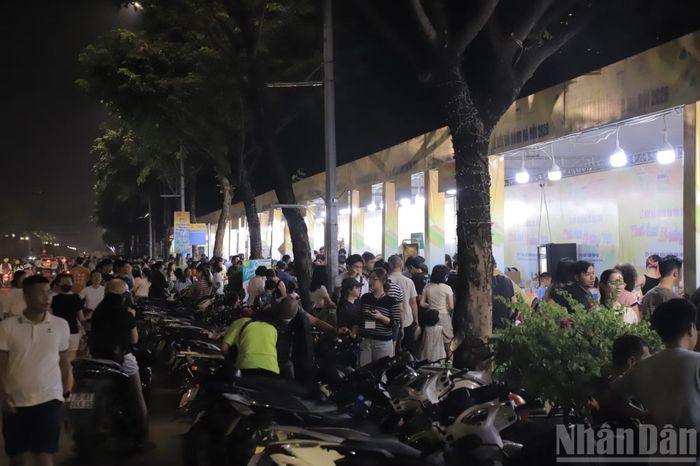 Ngay từ tối 9/10, sự kiện đã thu hút đông đảo người dân và du khách đến tham gia tìm hiểu và trải nghiệm.