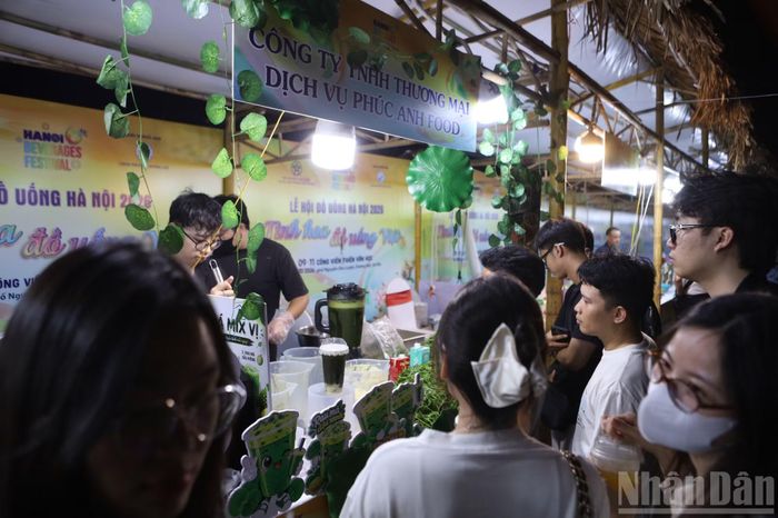 Quầy hàng các thức uống về rau má thu hút đông đảo giới trẻ ghé thăm và thưởng thức.