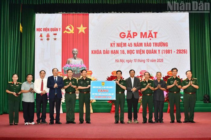 Đại diện Khóa 16 tặng quà cho Quỹ phát triển Khoa học và công nghệ Đỗ Xuân Hợp của Học viện Quân y.