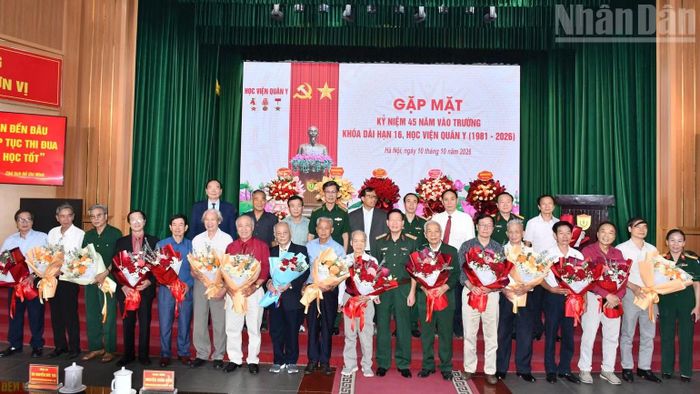 Học viên Khóa 16 tặng hoa tri ân các thế hệ nguyên là lãnh đạo, chỉ huy quản lý.
