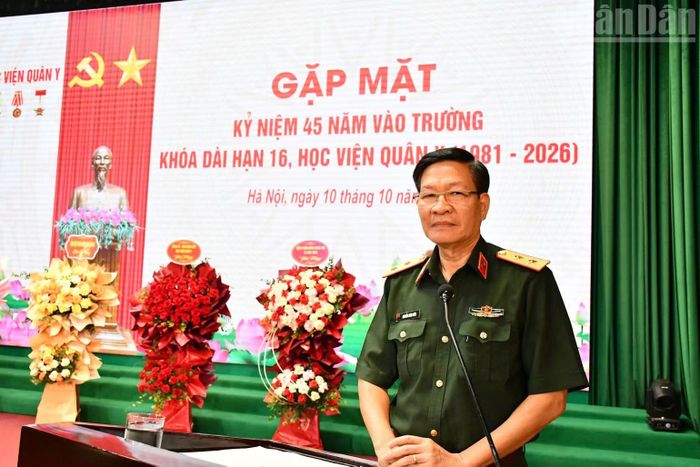 Trung tướng, Phó Giáo sư, Tiến sĩ Nguyễn Xuân Kiên, nguyên Giám đốc Học viện Quân y, đại diện học viên Khóa 16 phát biểu cảm tưởng tại buổi gặp mặt.