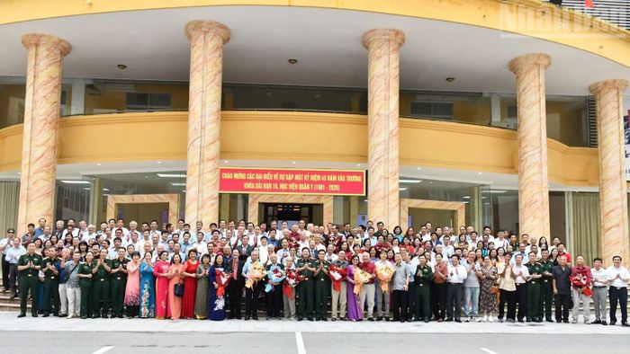 Các đại biểu chụp ảnh chung tại buổi gặp mặt.