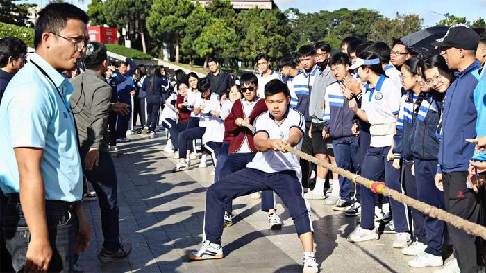 Sau lễ phát động, nhiều hoạt động thể thao như kéo co, nhảy bao bố diễn ra sôi nổi tại Quảng trường Lâm Viên. (Ảnh: CTV)