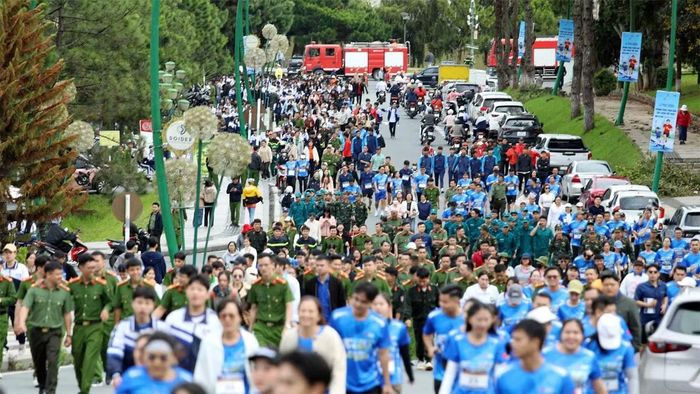 Hơn 6.500 người tại Lâm Đồng hưởng ứng Lễ phát động “Mỗi người dân lựa chọn ít nhất một môn thể thao phù hợp để tập luyện thường xuyên” năm 2026. (Ảnh: CTV)