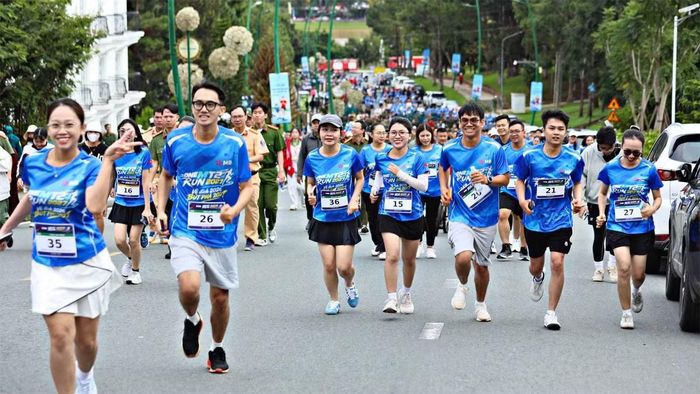 Niềm vui trên đường chạy quanh khu vực Quảng trường Lâm Viên sáng 10/10. (Ảnh: CTV)