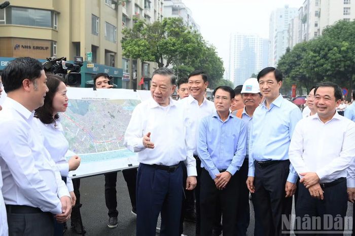 Tổng Bí thư, Chủ tịch nước Tô Lâm kiểm tra dự án đường Vành đai 2,5, Hà Nội, đoạn qua địa bàn phường Cầu Giấy. (Ảnh: ĐĂNG KHOA)