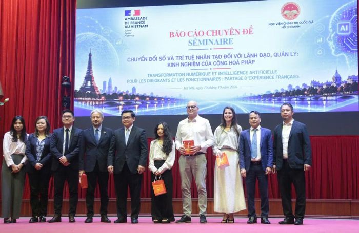 Các đại biểu tham dự buổi trao đổi chuyên đề chụp ảnh lưu niệm. (Ảnh: Ban tổ chức)