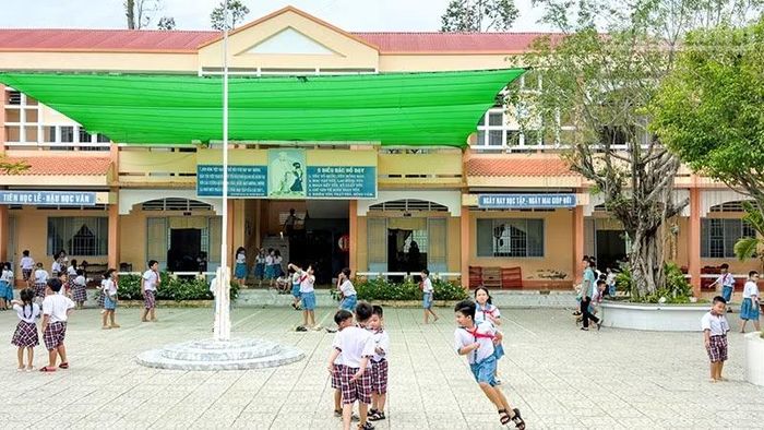 Thầy cô và phụ huynh cần phải giáo dục các em từ nhỏ. (Ảnh: BÁ DŨNG)