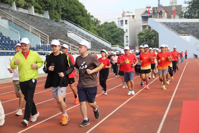 Các đại biểu tham gia chạy bộ trong khu vực sân vận động Đông Kinh. (Ảnh: HOÀNG TÍNH)