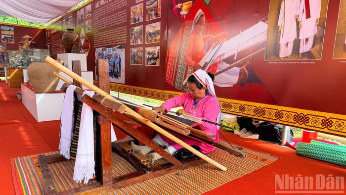 Nghệ nhân đan dệt. (Ảnh: THANH HẢI)