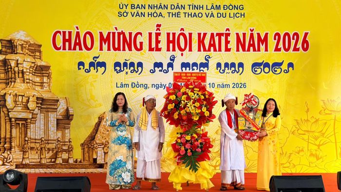 Lãnh đạo tỉnh Lâm Đồng tặng hoa chúc mừng. (Ảnh: THANH HẢI)