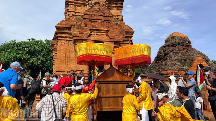 Nghi thức nghinh thỉnh y trang của các vị thần. (Ảnh: THANH HẢI)