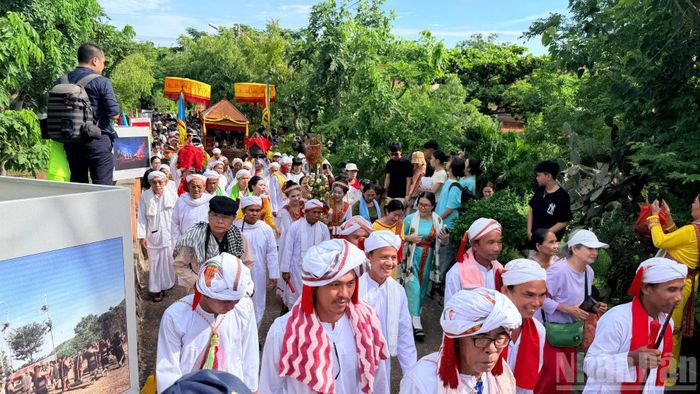 Người bưng thôn-la, đại diện chức sắc và kiệu nghinh thỉnh đi lên tháp. (Ảnh: THANH HẢI) 