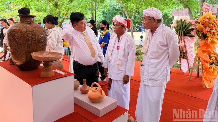 Người có uy tín tìm hiểu các bảo vật cổ của người Chăm. (Ảnh: THANH HẢI)