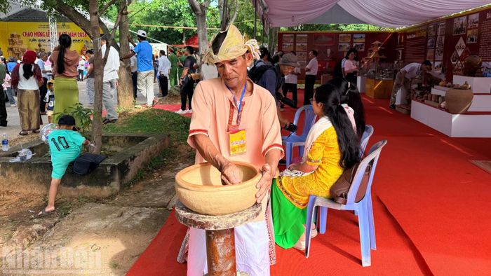 Nghệ nhân làm gốm tại lễ hội. (Ảnh: THANH HẢI)