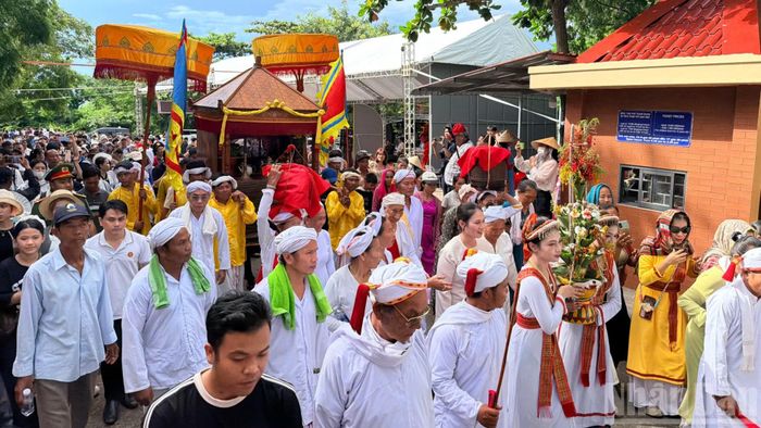 Nghi thức nghinh thỉnh y trang của các vị thần có ý nghĩa như là phần hồn của lễ. (Ảnh: THANH HẢI)