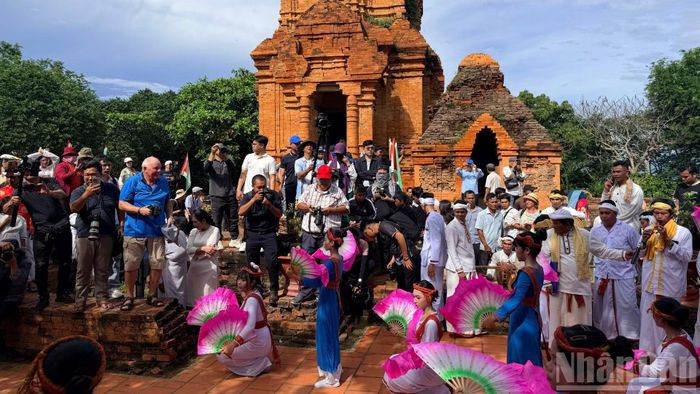 Đông đảo du khách tham quan, chụp hình. (Ảnh: THANH HẢI)