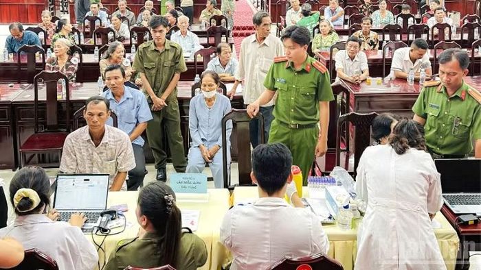 Thân nhân liệt sĩ đến lấy mẫu sinh phẩm ADN tại các địa điểm. (Ảnh: Công an cung cấp)