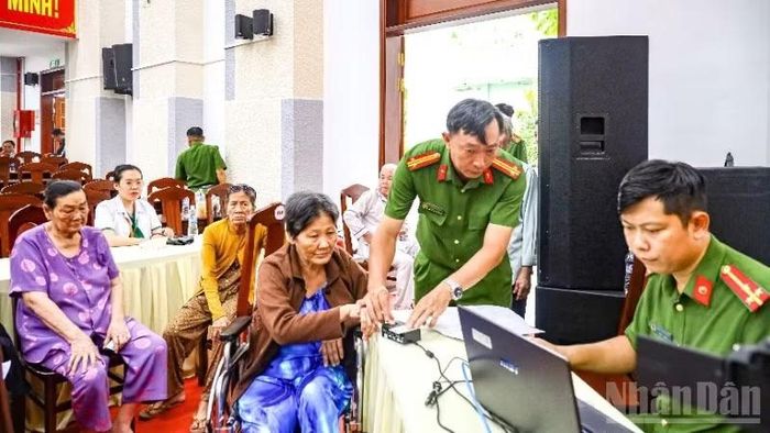 Lực lượng công an thu mẫu sinh phẩm ADN. (Ảnh: Công an cung cấp)