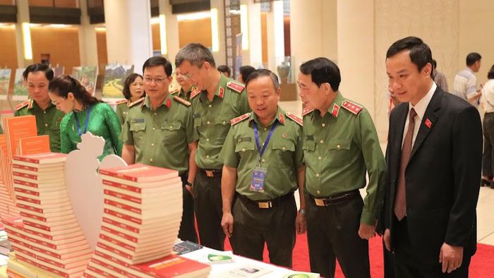 Các đại biểu tham quan không gian trưng bày bên lề hội thảo. (Ảnh: HỒ LONG)