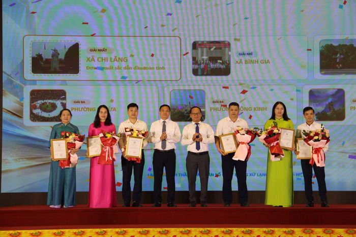 Ban tổ chức chương trình trao các giải thưởng cho các cá nhân, đơn vị tại chương trình. (Ảnh: HOÀNG TÍNH).