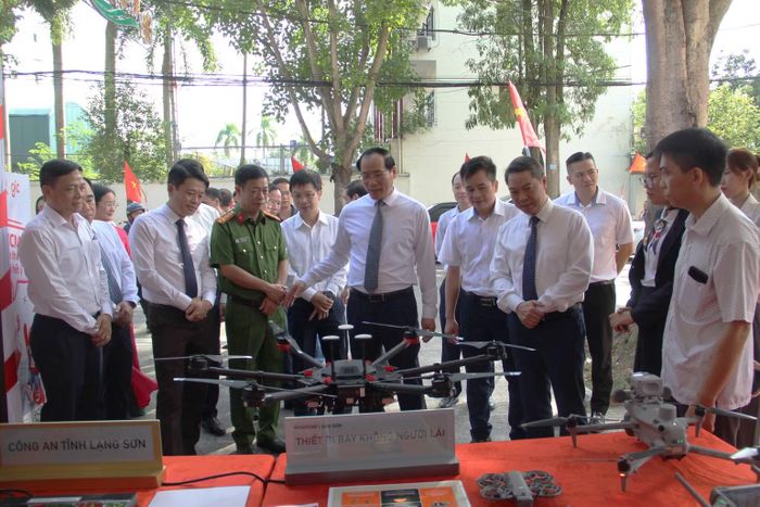 Các đại biểu tìm hiểu các thiết bị khoa học kĩ thuật tại sự kiện. (Ảnh: HOÀNG TÍNH)