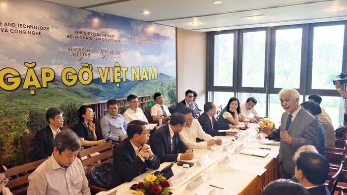 Giáo sư Trần Thanh Vân trình bày những khó khăn, vướng mắc trong việc phát triển Trung tâm ICISE. (Ảnh: LƯƠNG TÙNG)