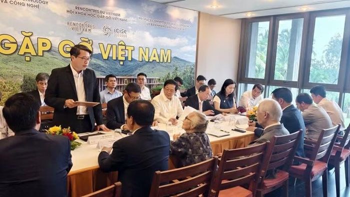 Ông Trần Anh Tiến, Phó Chủ nhiệm Văn phòng Chính phủ giải đáp một số thắc mắc liên quan vướng mắc tại Trung tâm ICISE.