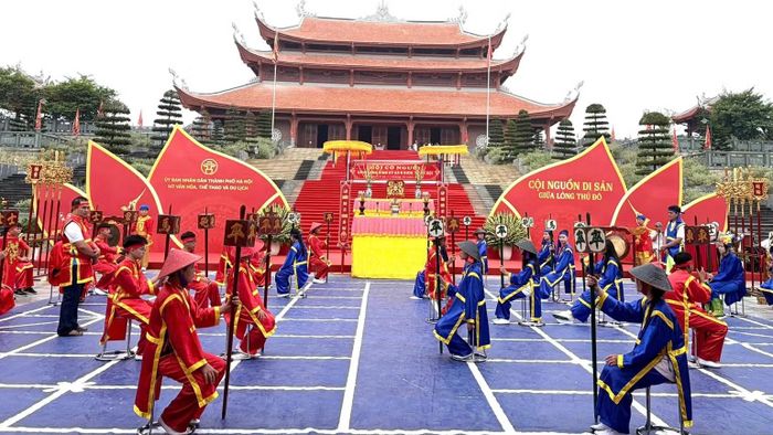 Đội cờ người làng Vĩnh Kỳ, xã Ô Diên, thành phố Hà Nội tham gia trình diễn. (Ảnh: BTC)