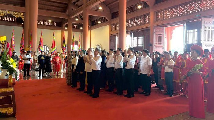 Đoàn đại biểu dâng hương tưởng niệm các Vua Hùng. (Ảnh: BTC)