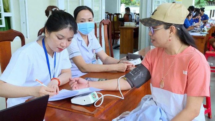 Bệnh viện Lê Văn Thịnh tổ chức khám sức khỏe cho người dân xã Long Hải. (Ảnh: CTV)