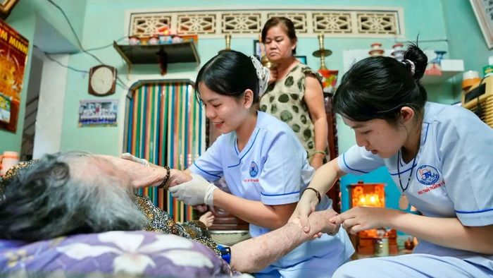 Bệnh viện Thống Nhất tổ chức khám sức khỏe tại nhà cho người cao tuổi. (Ảnh: CTV)