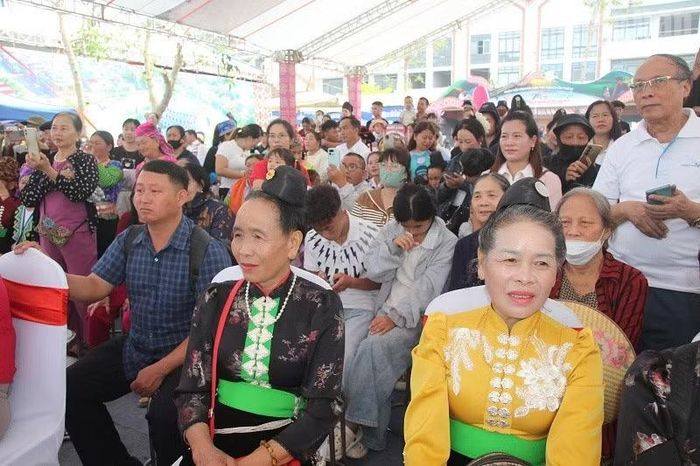 Đông đảo nhân dân theo dõi các hoạt động tại Ngày hội. (Ảnh: LÊ LAN)