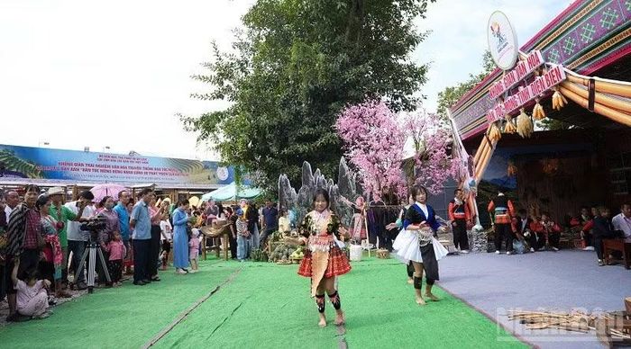 Đông đảo nhân dân tham quan các không gian trưng bày văn hóa dân tộc Mông của các tỉnh. (Ảnh: LÊ LAN)