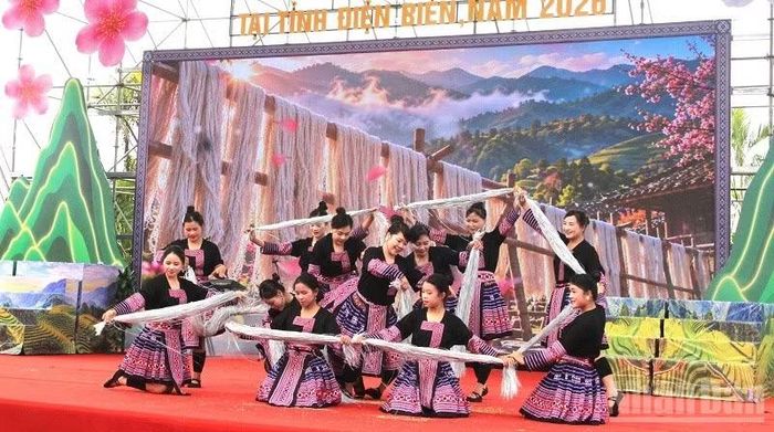 Đặc sắc tiết mục múa truyền thống của dân tộc Mông tại Ngày hội. (Ảnh: LÊ LAN)
