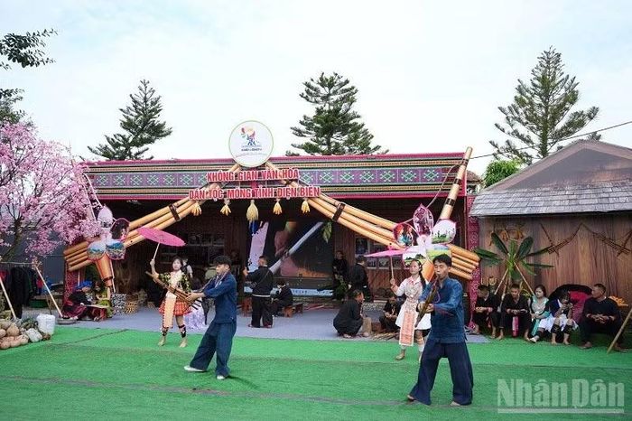 Không gian văn hóa dân tộc Mông các tỉnh thu hút đông đảo nhân dân, du khách tham gia. (Ảnh: LÊ LAN)