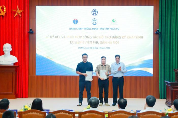 Hai gia đình được trao giấy khai sinh đã đăng ký trước đó ngay tại sự kiện.