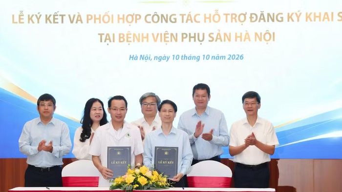 Lễ ký kết về đăng ký khai sinh tại bệnh viện. (Ảnh: BVCC)