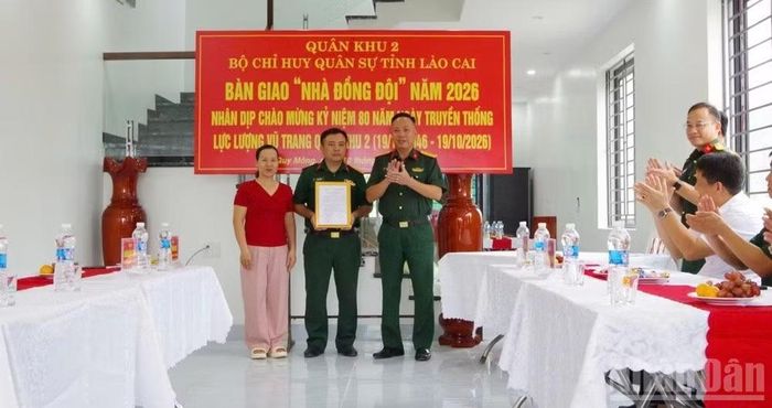 Lãnh đạo Bộ Chỉ huy Quân sự tỉnh Lào Cai trao quyết định hỗ trợ kinh phí xây dựng “Nhà đồng đội” tặng gia đình Đại úy Đỗ Quang Vinh.