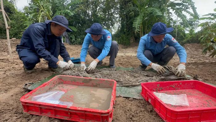 Công tác quy tập hài cốt liệt sĩ được Đội K72 thực hiện cẩn trọng. (Ảnh: Đội K72)
