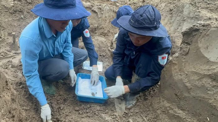 Các chiến sĩ Đội K72 lấy mẫu phẩm trong quá trình quy tập hài cốt liệt sĩ. (Ảnh: Đội K72)