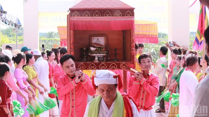 Lễ rước nghinh thỉnh y trang của các vị thần có ý nghĩa như là phần hồn của lễ. (Ảnh: Quang Bình)